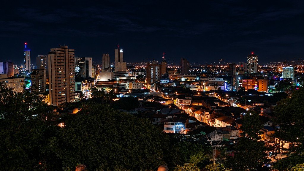 Cali de noche, desde un cerro sobre el centro